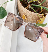 Load image into Gallery viewer, Oversized Vintage Style Sunglasses

