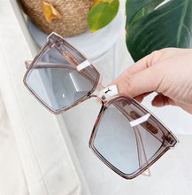 Load image into Gallery viewer, Oversized Vintage Style Sunglasses
